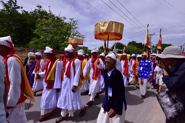Đoàn rước lễ từ đền thờ Pô Inư Nưgar (đền trong) ở thôn Hữu Đức, xã Phước Hữu, tỉnh Khánh Hòa ra đón Đoàn rước y trang của Pô Inư Nưgar từ đồng bào Raglai ở xã Phước Hà về đền thờ Pô Inư Nưgar (đền trong) ở thôn Hữu Đức, xã Phước Hữu, tỉnh Khánh Hòa.