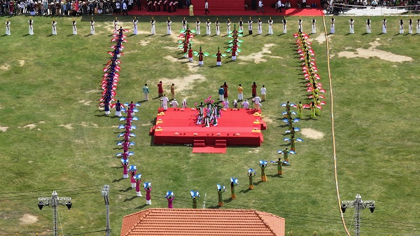 Nghi thức đồng bào Chăm chuẩn bị đón Đoàn đồng bào Raglai ở xã Phước Hà rước y trang của Pô Inư Nưgar trên đường về đền thờ Pô Inư Nưgar đi qua sân vận động thôn Hữu Đức, xã Phước Hữu, tỉnh Khánh Hòa.