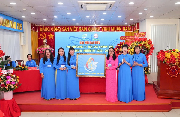 Bà Nguyễn Hoàng Vân Hạ - Phó Chủ tịch Hội Liên hiệp Phụ nữ tỉnh tặng bức tranh lưu niệm cho Hội phụ nữ Công ty Yến sào Khánh Hòa Bà Nguyễn Hoàng Vân Hạ - Phó Chủ tịch Hội Liên hiệp Phụ nữ tỉnh tặng bức tranh lưu niệm cho Hội phụ nữ Công ty Yến sào Khánh Hòa