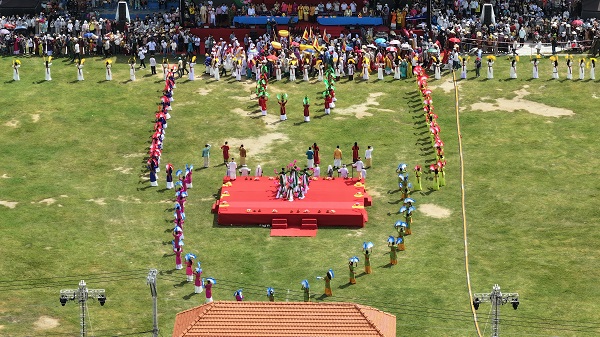 Đoàn đồng bào Raglai và Chăm rước y trang của Pô Inư Nưgar từ xã Phước Hà về đến sân vận động thôn Hữu Đức, xã Phước Hữu, tỉnh Khánh Hòa.