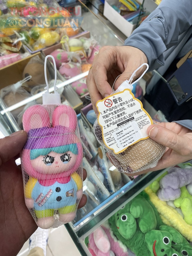 Vẫn còn xuất hiện tình trạng sản phẩm đồ chơi ngoài tem nhãn chính là chữ Trung Quốc, không có tem nhãn phụ tiếng Việt theo quy định Vẫn còn xuất hiện tình trạng sản phẩm đồ chơi ngoài tem nhãn chính là chữ Trung Quốc, không có tem nhãn phụ tiếng Việt theo quy định