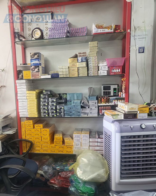 Nhiều tút thuốc lá được bày bán một cách công khai tại đây Nhiều tút thuốc lá được bày bán một cách công khai tại đây