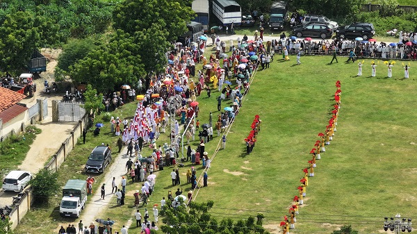 Đoàn rước y trang của Pô Inư Nưgar từ xã Phước Hà sau khi về làm nghi lễ tại sân vận động thôn Hữu Đức, tiếp tục đưa về đền thờ Pô Inư Nưgar (đền trong) ở thôn Hữu Đức, xã Phước Hữu, tỉnh Khánh Hòa