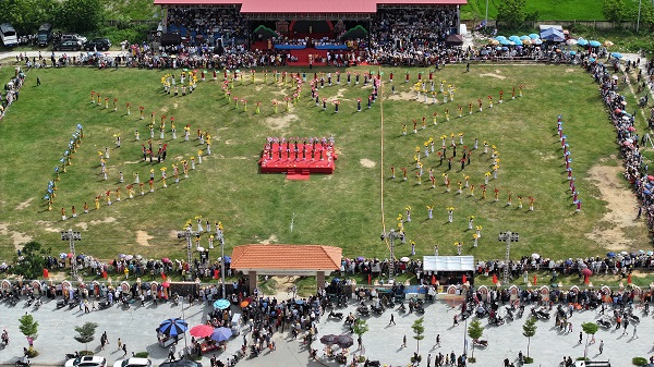 Nhưng tiết mục múa hát đặc sắc mừng Lễ rước y trang của Pô Inư Nưgar từ đồng bào Raglai ở xã Phước Hà về đền thờ Pô Inư Nưgar (đền trong) ở thôn Hữu Đức, xã Phước Hữu, tỉnh Khánh Hòa, diễn ra tại sân vận động thôn Hữu Đức chiều 20/10/2025