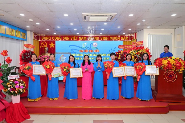 BTV Hội LHPN tỉnh tặng bằng khen cho 6 tập thể BTV Hội LHPN tỉnh tặng bằng khen cho 6 tập thể