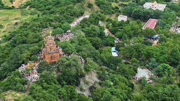 Quang cảnh lễ hội Katê tại Tháp Pô Rome sáng 21/10/2025. Đặc biệt năm nay khu di tích này được đầu tư xây dựng nhà trưng bày và nhà sinh hoạt công đồng rất khang trang nên bà con đồng bào Chăm rất phấn khởi