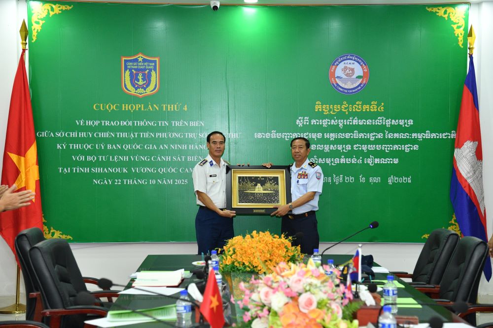 Đại tá Nguyễn Văn Tranh tặng quà lưu niệm Phó Đô đốc Ly Hout