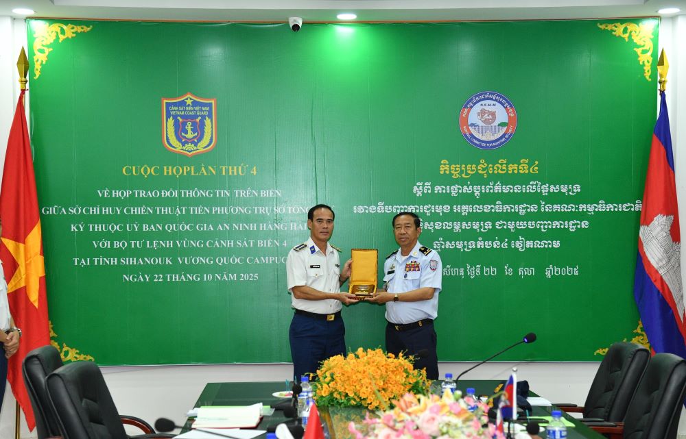 Phó Đô đốc Ly Hout tặng quà lưu niệm Bộ Tư lệnh Vùng Cảnh sát biển 4