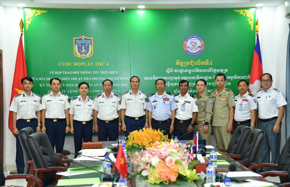 Các đại biểu chụp ảnh lưu niệm.