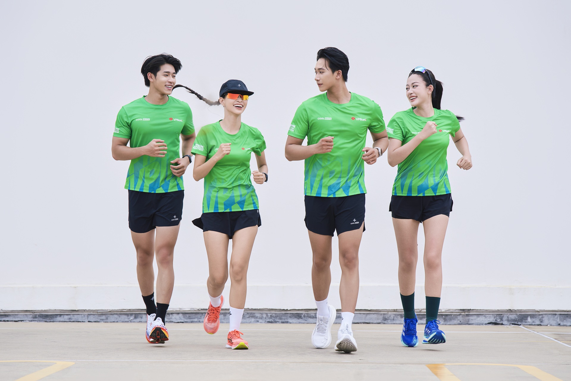 Áo chạy Coolmate thoáng khi, thấm hút mồ hôi nhanh, mang lại sự thoải mái cho runner. Áo chạy Coolmate thoáng khi, thấm hút mồ hôi nhanh, mang lại sự thoải mái cho runner.