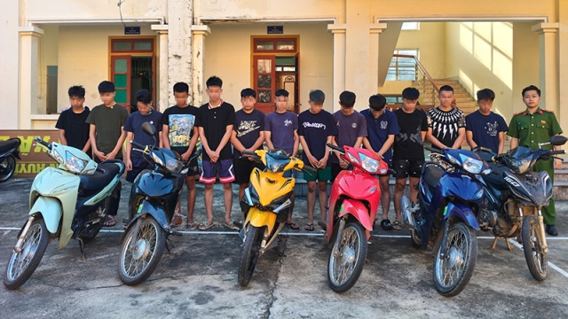 Hai nh&oacute;m đối tượng tại cơ quan điều tra.