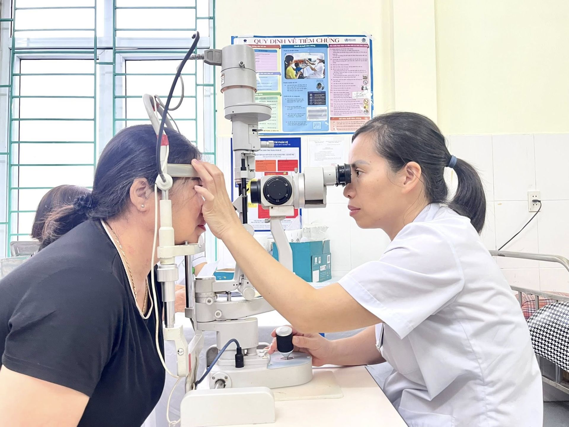 Bác sĩ bệnh viện Mắt Hải Phòng khám, sàng lọc bệnh lý về mắt cho người dân trên địa bàn phường Hải An.