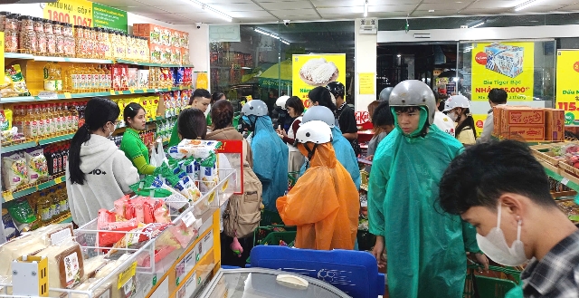 Đà Nẵng: Người dân đổ xô mua nhu yếu phẩm dự trữ trước khi bão số 12 đổ bộ