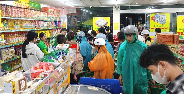 Người dân đổ xô mua nhu yếu phẩm dự trữ trước khi bão số 12 đổ bộ. Người dân đổ xô mua nhu yếu phẩm dự trữ trước khi bão số 12 đổ bộ.