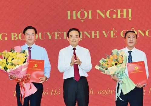 Ông Trần Lưu Quang - Bí thư Thành ủy TP. HCM trao quyết định cho ông Lê Quốc Phong (trái) và ông Phạm Thành Kiên (phải). Ảnh: Việt Dũng/SGGP Ông Trần Lưu Quang - Bí thư Thành ủy TP. HCM trao quyết định cho ông Lê Quốc Phong (trái) và ông Phạm Thành Kiên (phải). Ảnh: Việt Dũng/SGGP
