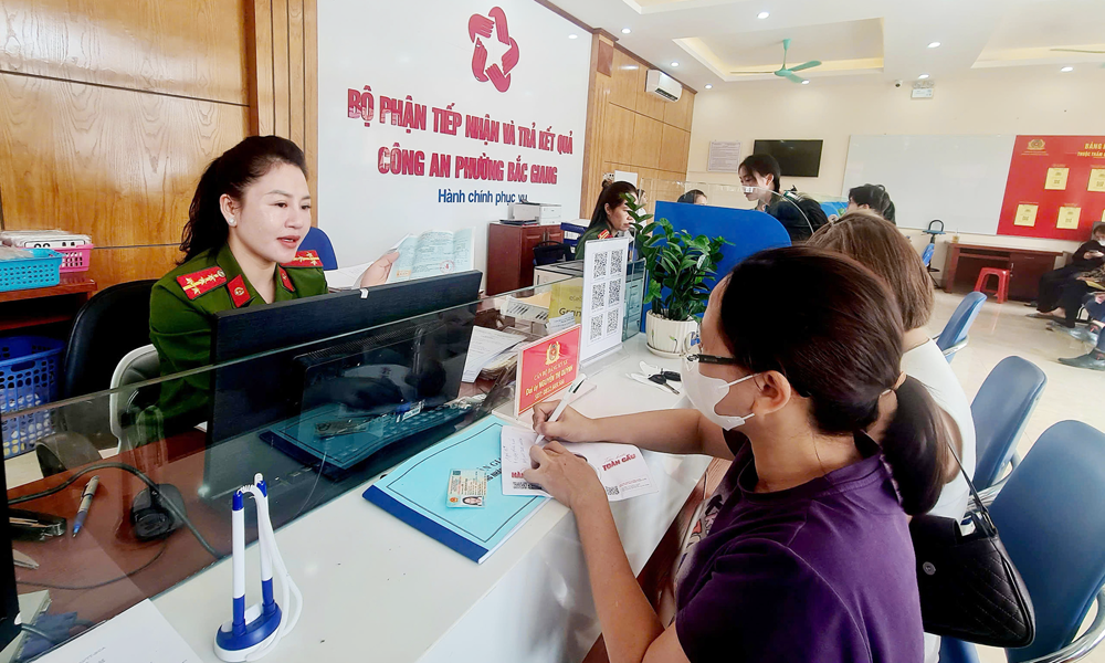 Thủ tục cấp đổi giấy phép lái xe mô tô được thực hiện tại công an cấp xã. Thủ tục cấp đổi giấy phép lái xe mô tô được thực hiện tại công an cấp xã.