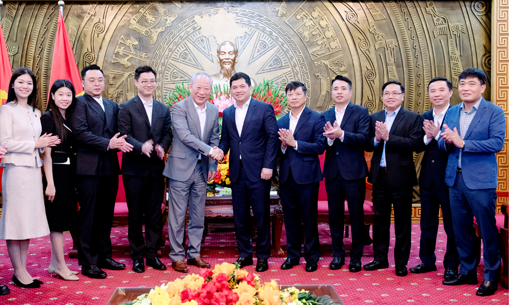 Đồng chí Nguyễn Hồng Thái, ngài Nghiêm Giới Hoà chụp ảnh lưu niệm cùng các đại biểu. Đồng chí Nguyễn Hồng Thái, ngài Nghiêm Giới Hoà chụp ảnh lưu niệm cùng các đại biểu.