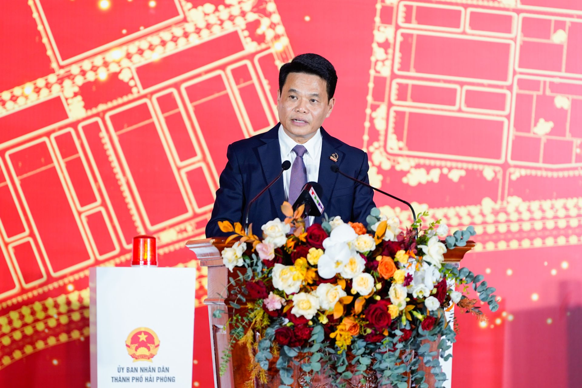 Chủ tịch UBND thành phố Lê Ngọc Châu phát biểu tại Lễ khởi công Dự án đầu tư hạ tầng Khu Công nghiệp Tân Trào (giai đoạn 1) và Dự án Nhà máy Nhiệt điện LNG Hải Phòng. Chủ tịch UBND thành phố Lê Ngọc Châu phát biểu tại Lễ khởi công Dự án đầu tư hạ tầng Khu Công nghiệp Tân Trào (giai đoạn 1) và Dự án Nhà máy Nhiệt điện LNG Hải Phòng.