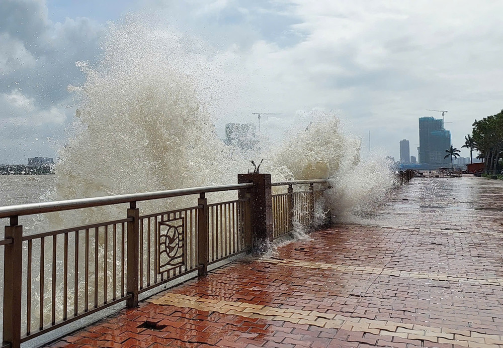 Đà Nẵng ra thông báo khẩn cho học sinh nghỉ học để đảm bảo an toàn trước bão số 12