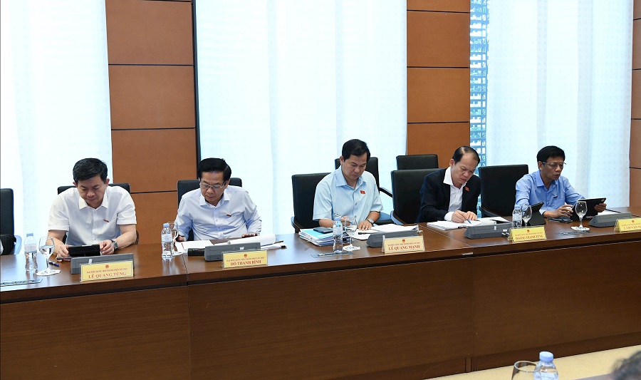 Các đại biểu Đoàn ĐBQH Thành phố Cần Thơ tham dự phiên họp tại Tổ 11. Ảnh: Lâm Hiển