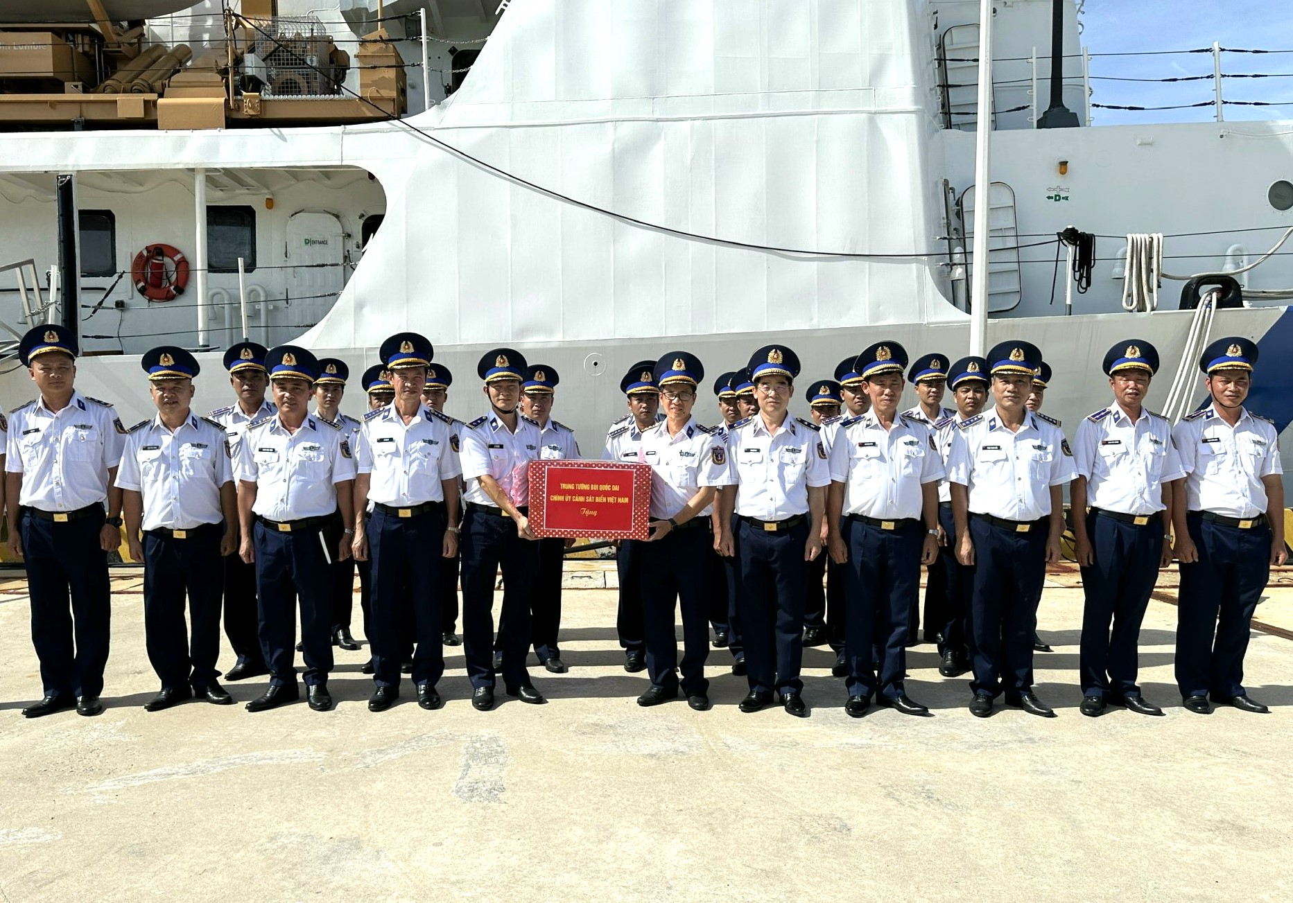 Đoàn công tác tặng quà cán bộ chiến sỹ Tàu CSB 8022 Đoàn công tác tặng quà cán bộ chiến sỹ Tàu CSB 8022
