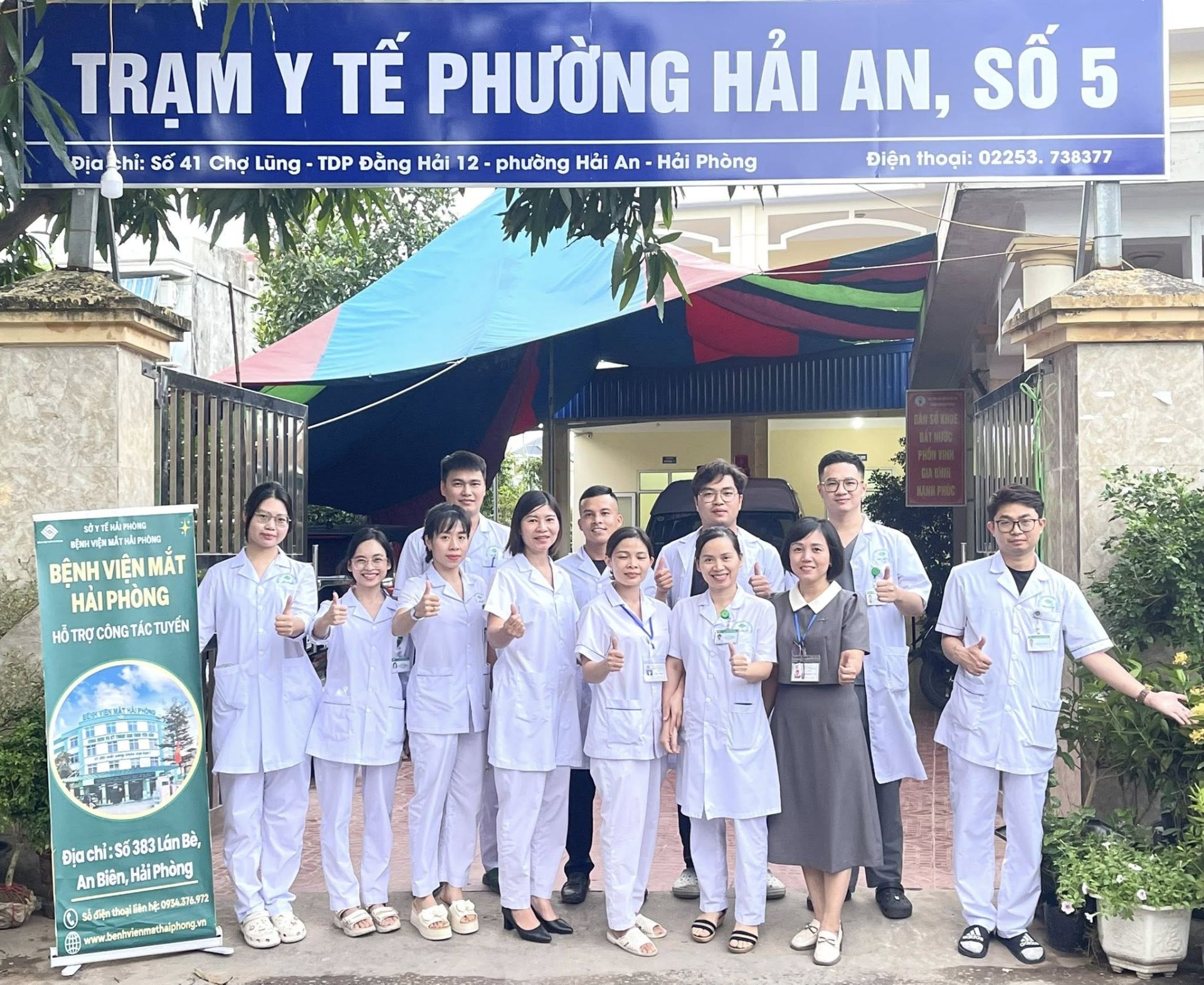 Đội ngũ Y bác sĩ bệnh viện Mắt Hải Phòng tham gia chương trình khám, sàng lọc bệnh lý về mắt cho người dân.