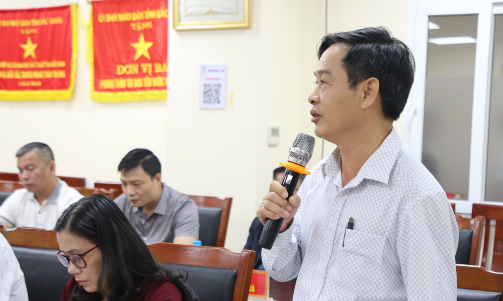 Đại diện hợp tác xã nông nghiệp, dịch vụ tổng hợp Hồng Xuân, phường Chũ trình bày những khó khăn trong xuất khẩu vải thiều sang các thị trường nước ngoài.