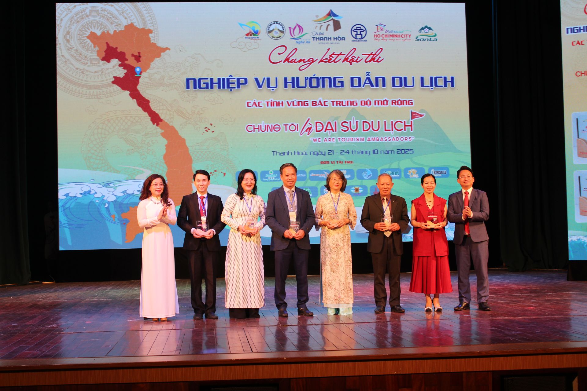 Các thành viên Ban Giám khảo tham gia chấm thi vòng chung kết Hội thi