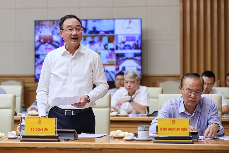 Thứ trưởng Bộ Công an Phạm Thế Tùng báo cáo tại cuộc họp - Ảnh: VGP/Nhật Bắc