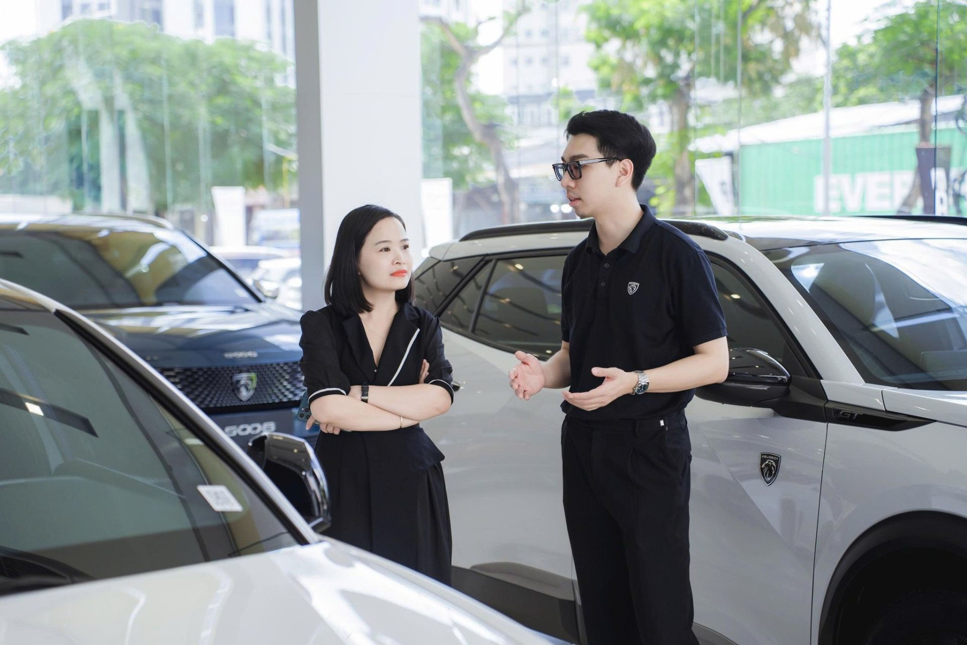 Khách hàng tìm hiểu và trải nghiệm mẫu xe yêu thích tại showroom THACO AUTO Khách hàng tìm hiểu và trải nghiệm mẫu xe yêu thích tại showroom THACO AUTO