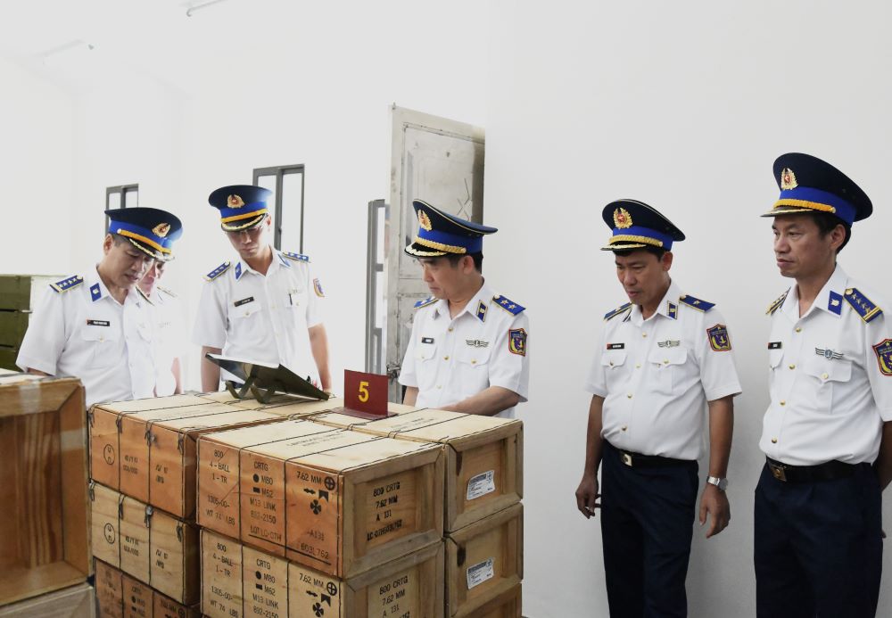 Kiểm tra công tác bảo quản đạn dược tại kho quân khí Hải đoàn 32.