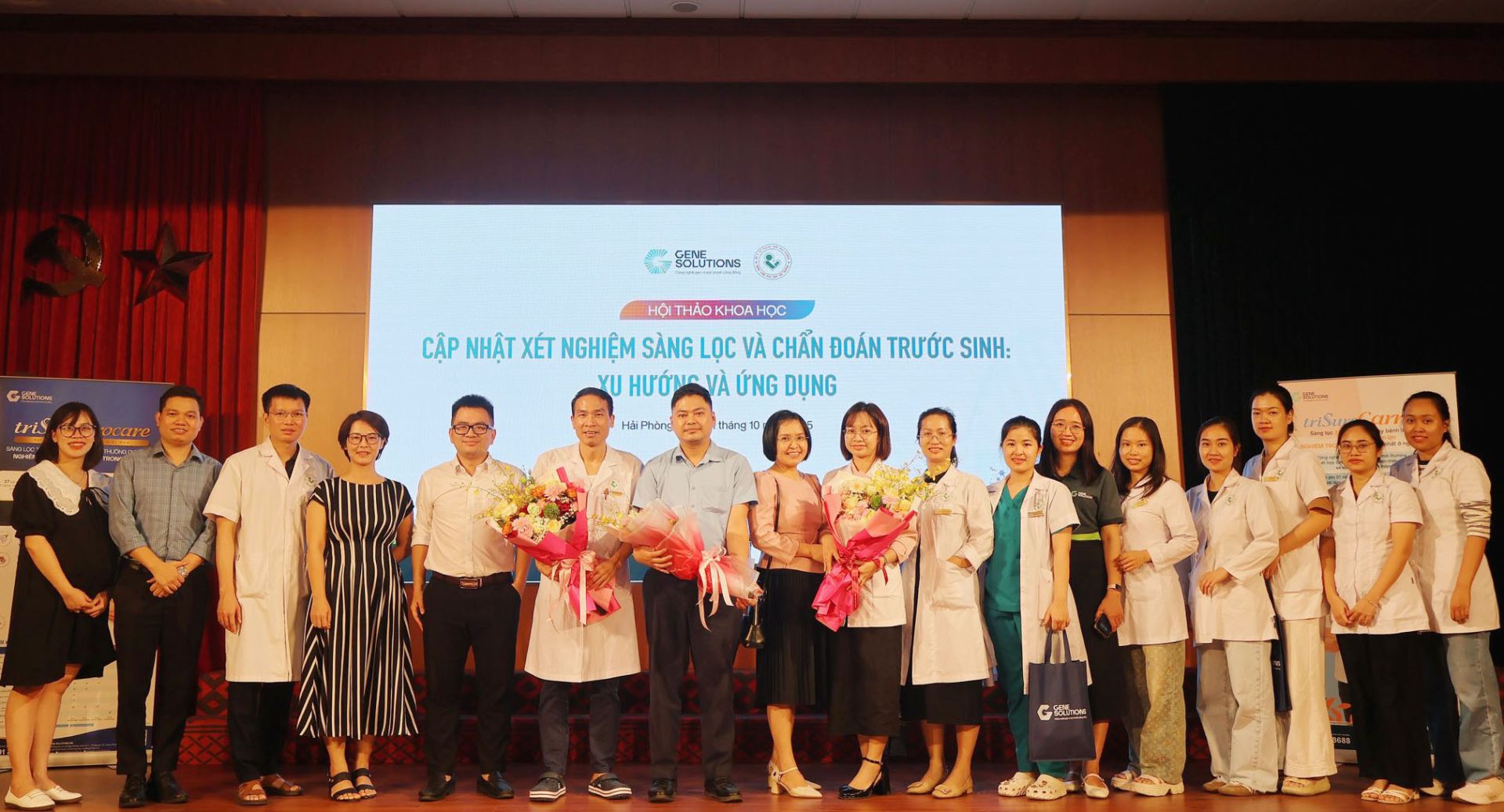 Lãnh đạo bệnh viện và các học viên, giảng viên chụp ảnh tại buổi hội thảo. Lãnh đạo bệnh viện và các học viên, giảng viên chụp ảnh tại buổi hội thảo.