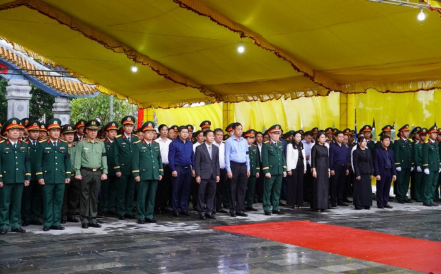 Các đại biểu dự Lễ truy điệu và án táng các hài cốt liệt sĩ. Các đại biểu dự Lễ truy điệu và án táng các hài cốt liệt sĩ.