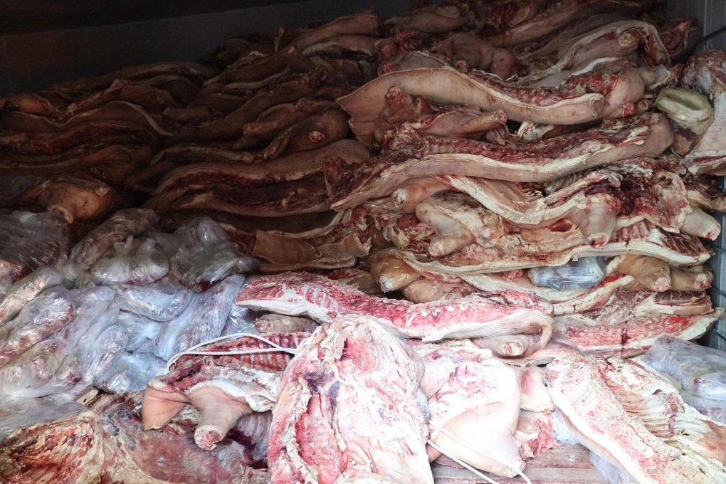 Thịt lợn bẩn không đảm bảo vệ sinh an toàn thực phẩm thu giữ tại lò giết mổ lợn của ông Phan Văn Phòng (Ảnh: Công an cung cấp). Thịt lợn bẩn không đảm bảo vệ sinh an toàn thực phẩm thu giữ tại lò giết mổ lợn của ông Phan Văn Phòng (Ảnh: Công an cung cấp).