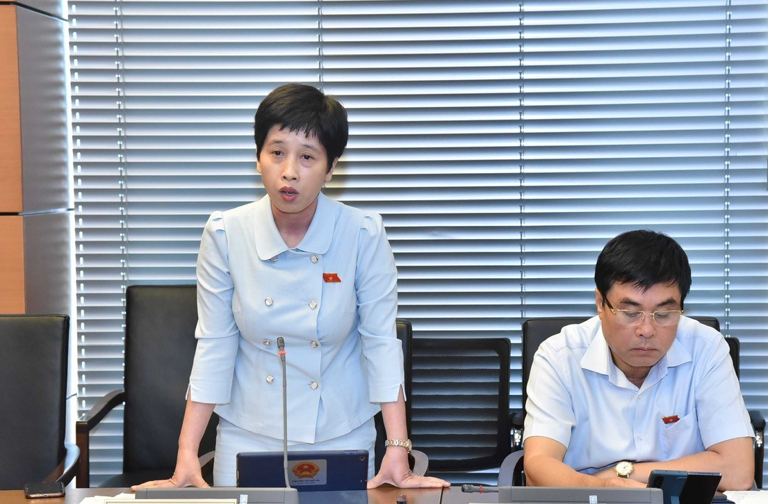 Bà Nguyễn Thị Phú Hà, Phó Chủ nhiệm Ủy ban Tài chính, Ngân sách của Quốc hội, đoàn ĐBQH tỉnh Phú Thọ phát biểu. Bà Nguyễn Thị Phú Hà, Phó Chủ nhiệm Ủy ban Tài chính, Ngân sách của Quốc hội, đoàn ĐBQH tỉnh Phú Thọ phát biểu.