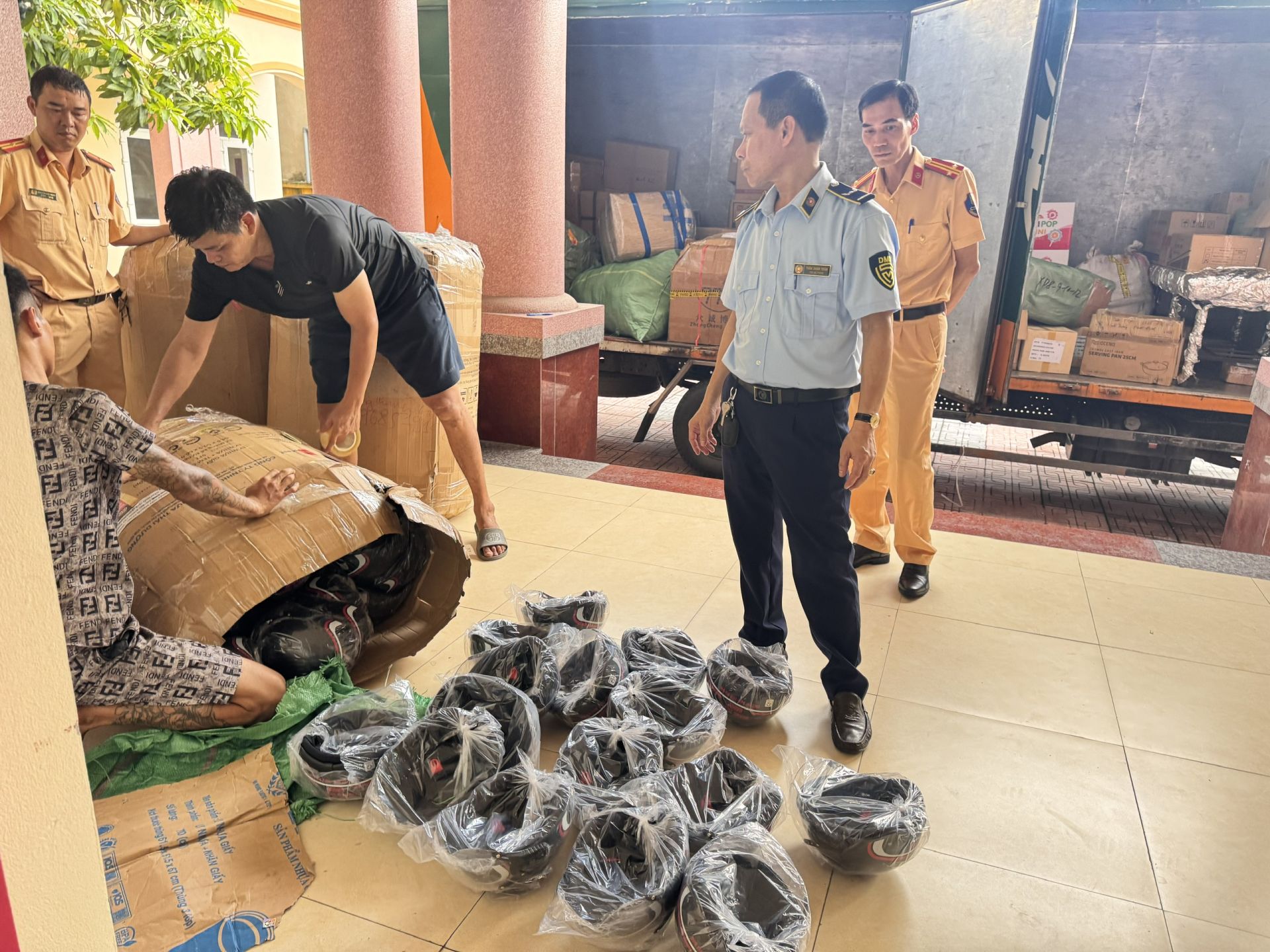 Ninh Bình: Phát hiện vụ vận chuyển 280 mũ bảo hiểm giả mạo nhãn hiệu HONDA