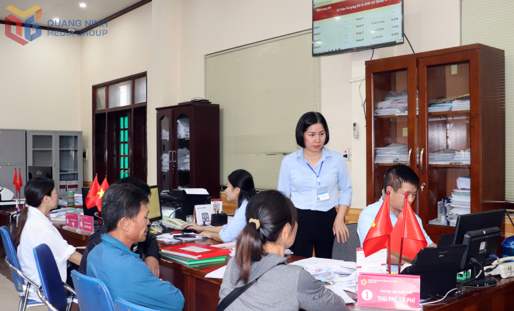 Cán bộ Trung tâm Phục vụ hành chính công xã Tiên Yên hướng dẫn giải quyết thủ tục hành chính cho người dân (tháng 10/2025).