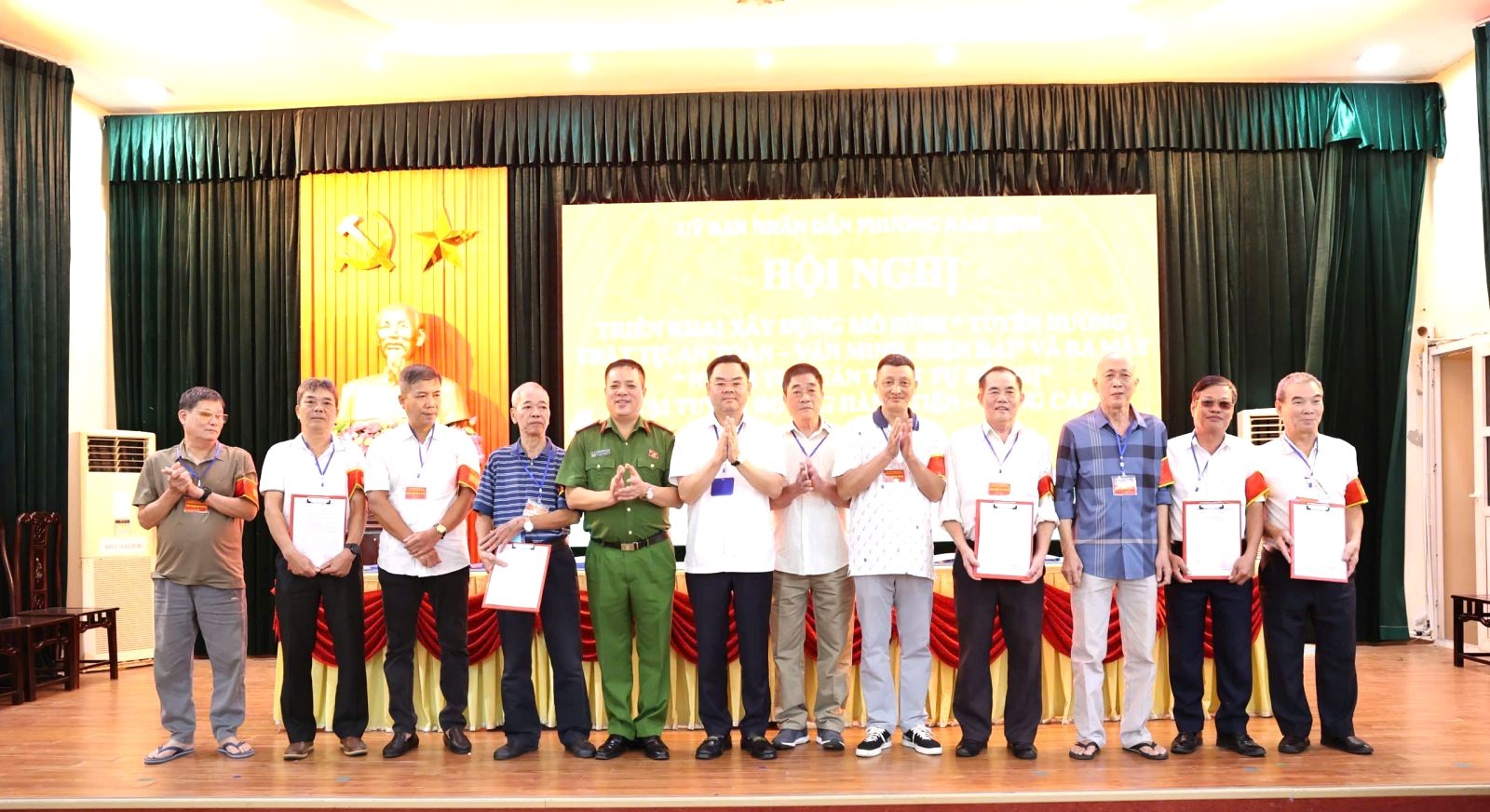 “Nhóm tự quản trật tự đô thị” tuyến đường Hàng Tiện - Hàng Cấp chính thức ra mắt và đi vào hoạt động “Nhóm tự quản trật tự đô thị” tuyến đường Hàng Tiện - Hàng Cấp chính thức ra mắt và đi vào hoạt động