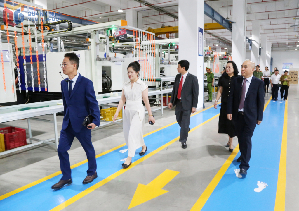 C&aacute;c đại biểu tham quan Nh&agrave; m&aacute;y Solex High-Tech Industries.