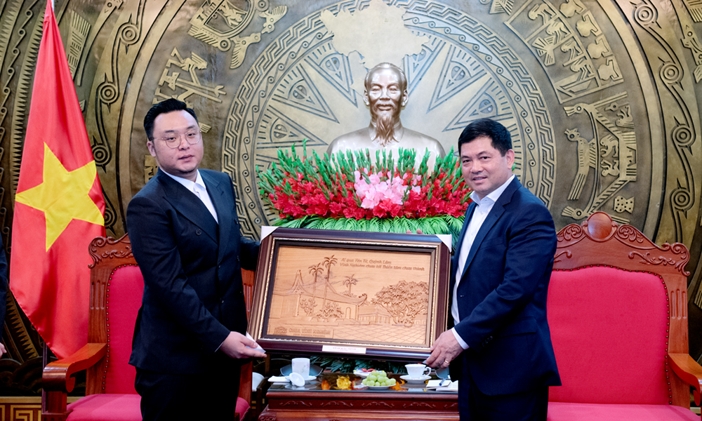 Đồng chí Nguyễn Hồng Thái tặng bức tranh về chùa Vĩnh Nghiêm cho đại diện đoàn công tác. Đồng chí Nguyễn Hồng Thái tặng bức tranh về chùa Vĩnh Nghiêm cho đại diện đoàn công tác.