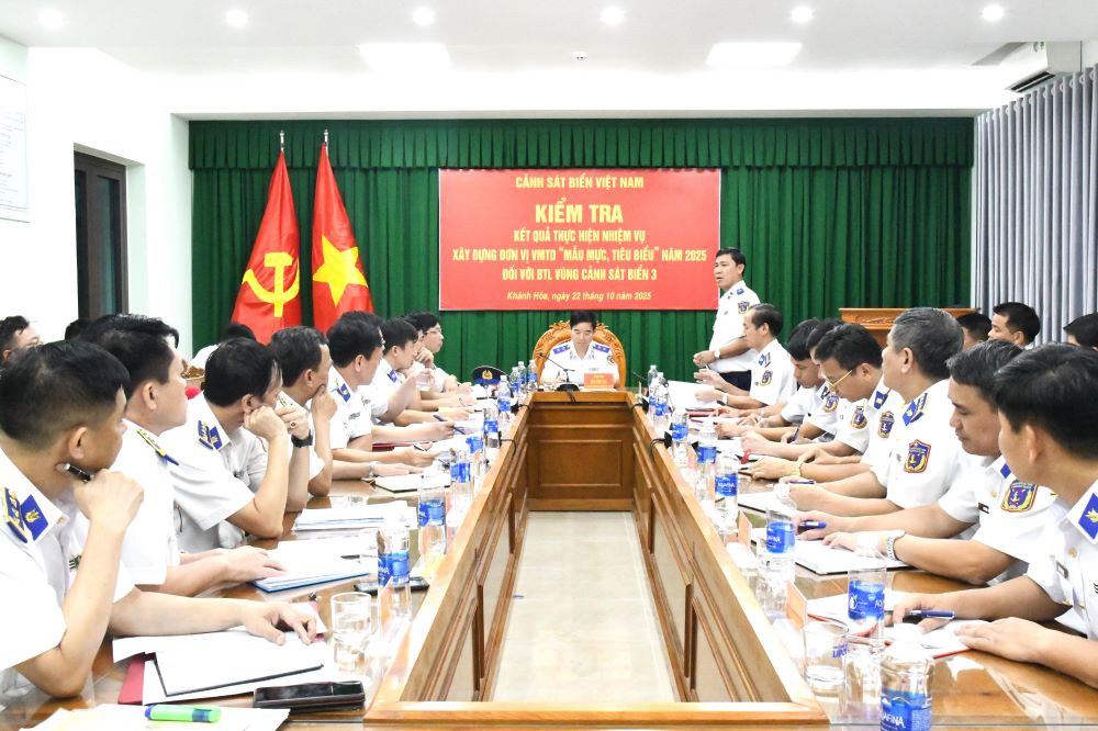 Thiếu tướng Ngô Bình Minh, Tư lệnh Vùng Cảnh sát biển 3 phát biểu tại Hội nghị.