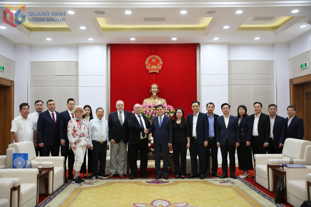 Hai bên chụp ảnh lưu niệm, khẳng định cam kết hợp tác phát triển bền vững trong thời gian tới. Hai bên chụp ảnh lưu niệm, khẳng định cam kết hợp tác phát triển bền vững trong thời gian tới.