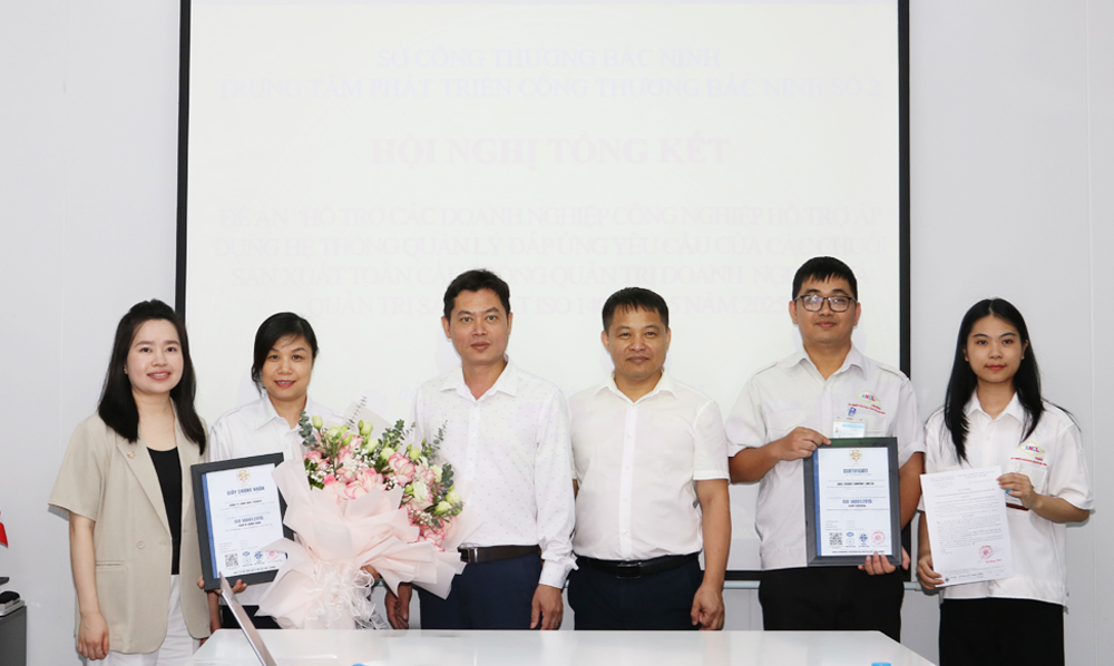 Đại diện Sở Công Thương và Công ty cổ phần Chứng nhận và Giám định quốc tế ISOCERT trao Giấy chứng nhận ISO 14001:2015 cho doanh nghiệp tham gia đề án.