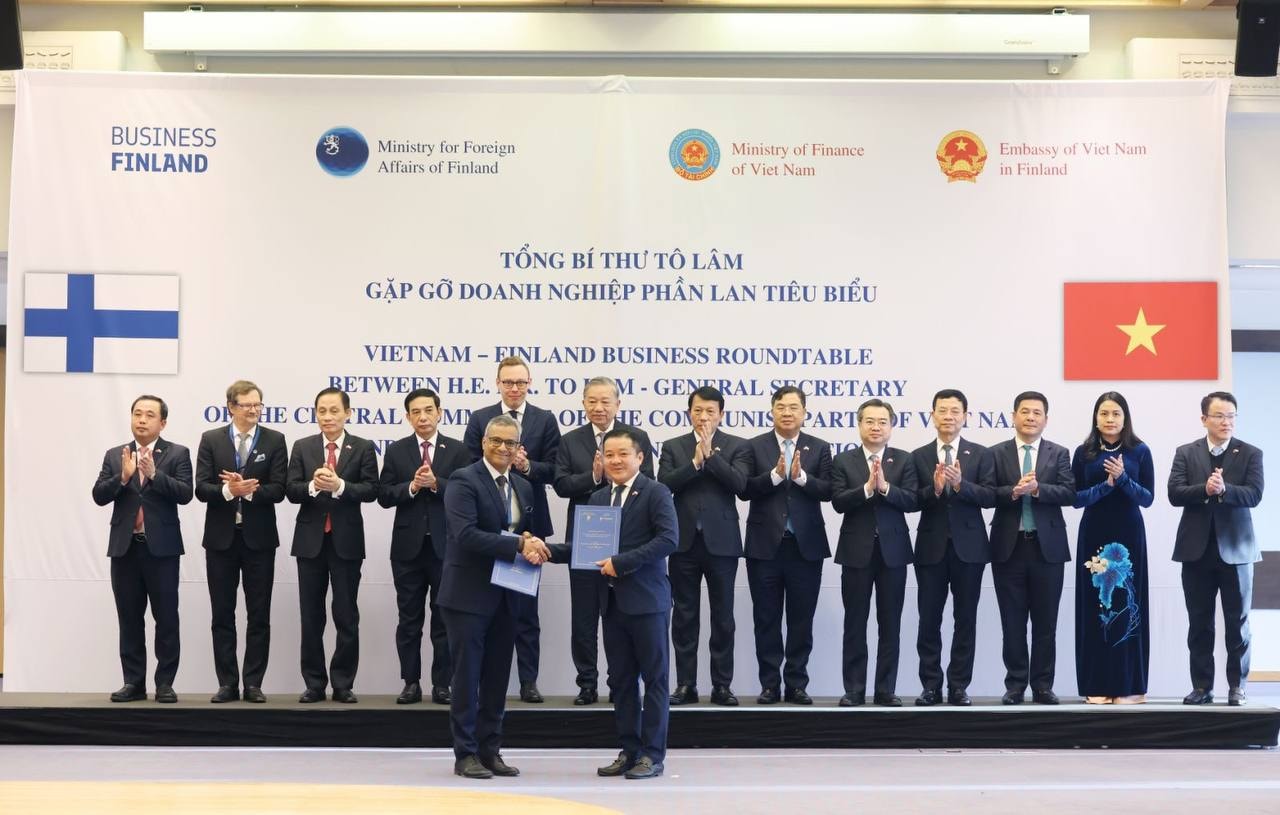 Tổng gi&aacute;m đốc VNPT v&agrave; Gi&aacute;m đốc sản phẩm Tập đo&agrave;n F-Secure trao bi&ecirc;n bản ghi nhớ. Ảnh: VNPT