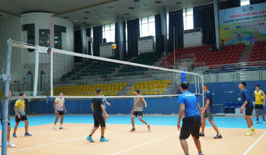 Các đội bóng chuyền nam tập luyện tại Nhà thi đấu Thể dục Thể thao Hà Tĩnh. Các đội bóng chuyền nam tập luyện tại Nhà thi đấu Thể dục Thể thao Hà Tĩnh.
