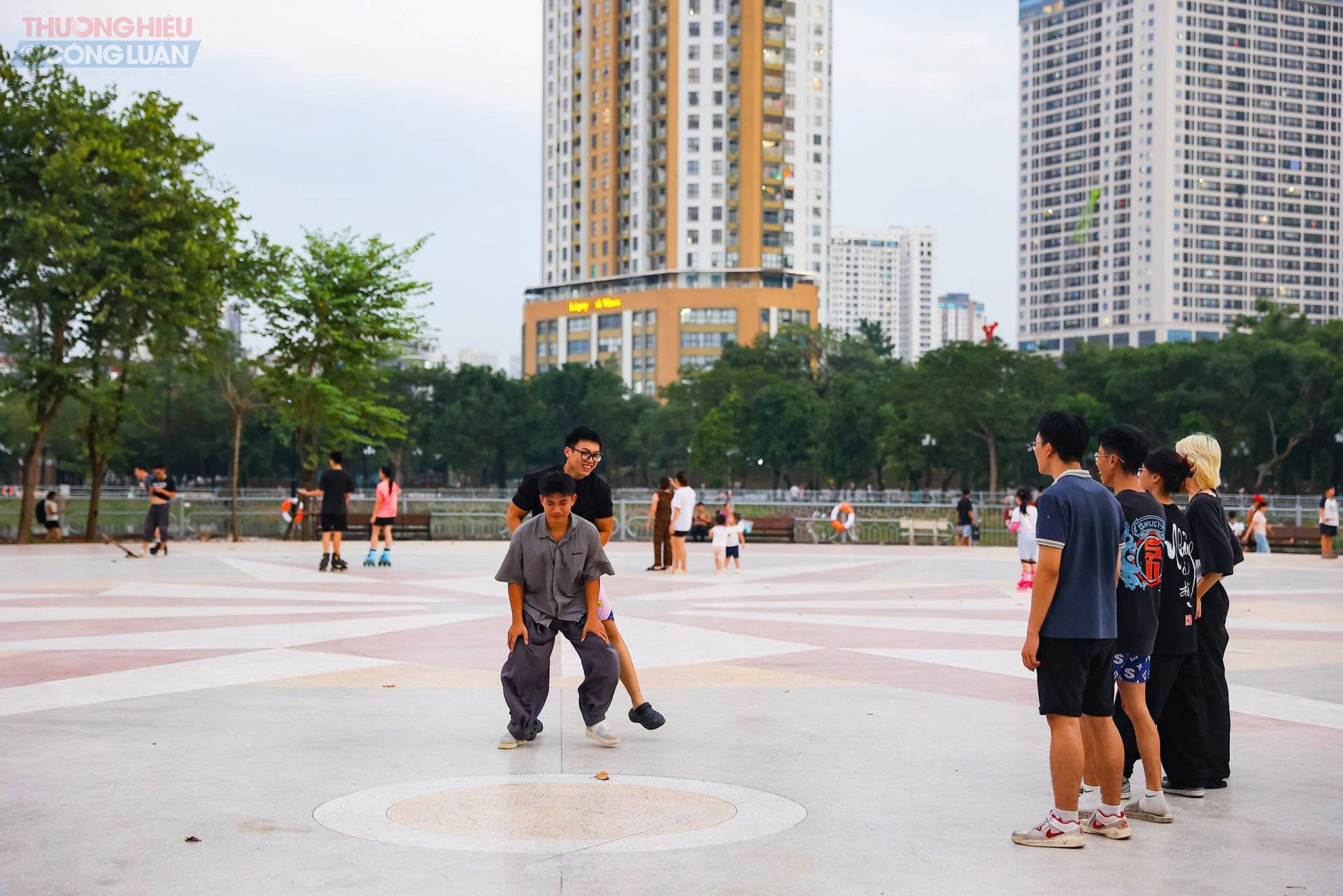 Không chỉ là nơi rèn luyện sức khỏe, công viên Cầu Giấy đang dần trở thành địa điểm check-in mới của giới trẻ. Không chỉ là nơi rèn luyện sức khỏe, công viên Cầu Giấy đang dần trở thành địa điểm check-in mới của giới trẻ.