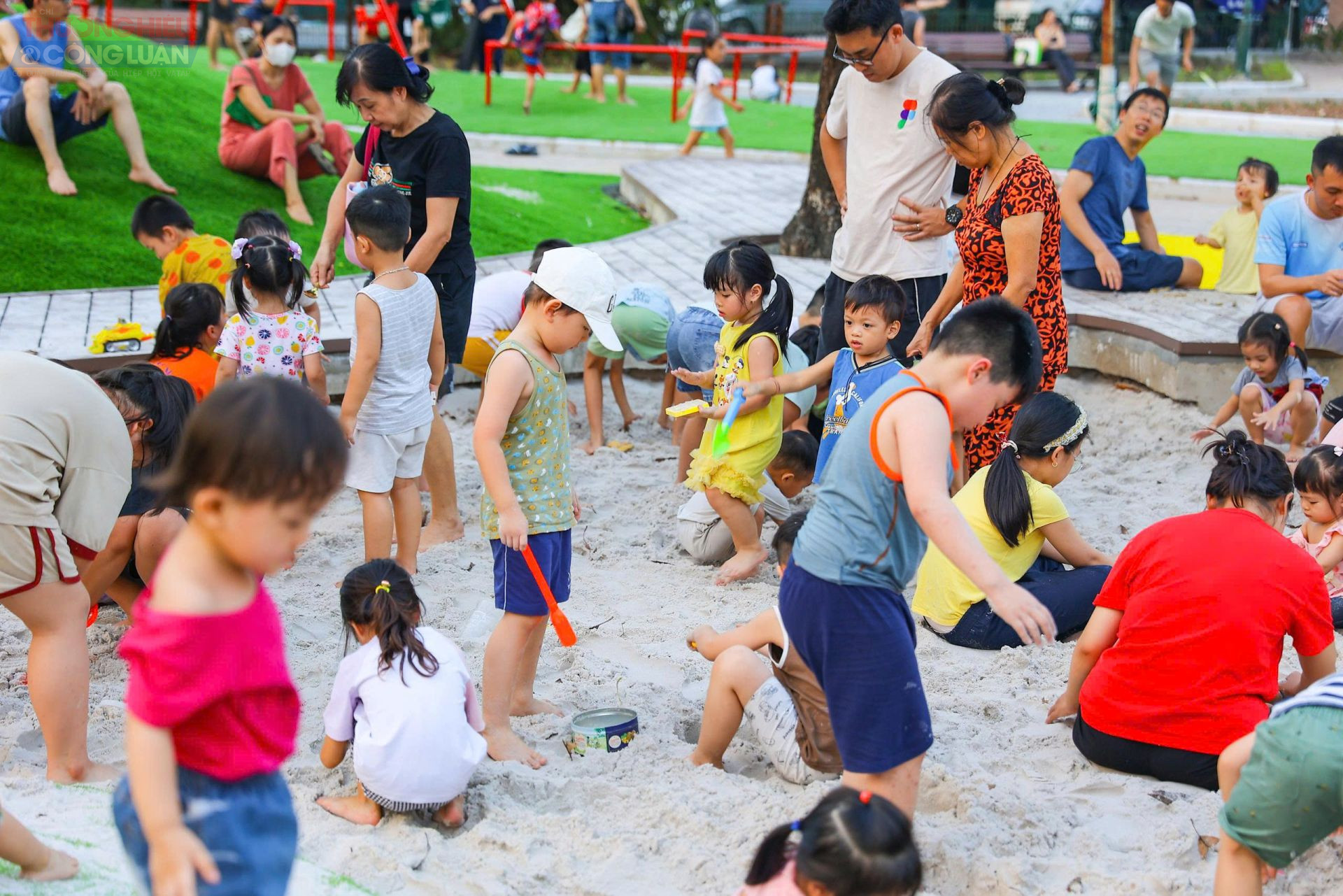 Sân chơi bằng cát trắng dành cho trẻ em cũng là một trong những hạng mục đầu tư mới tại công viên Cầu Giấy. Sân chơi bằng cát trắng dành cho trẻ em cũng là một trong những hạng mục đầu tư mới tại công viên Cầu Giấy.