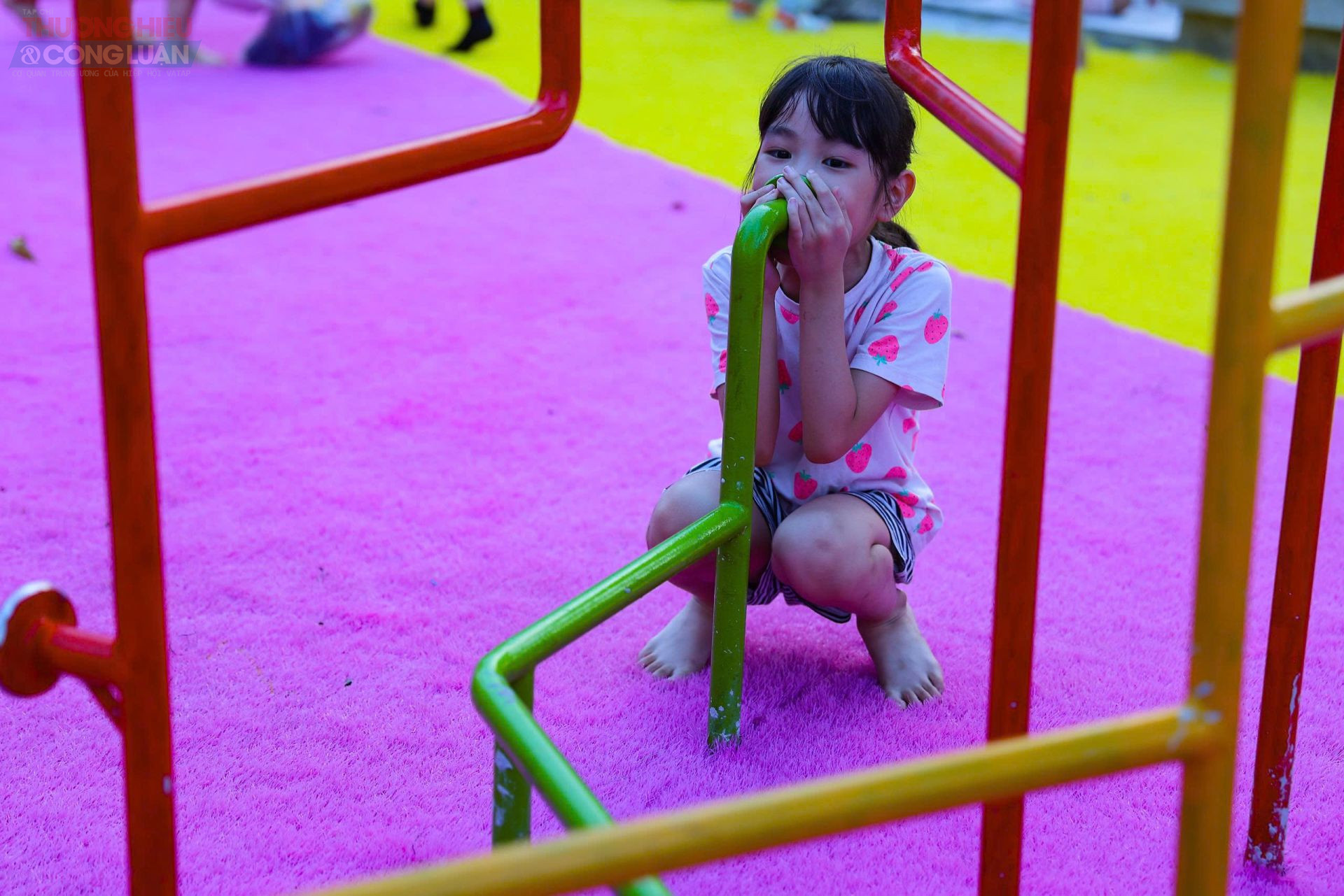 Toàn bộ mặt sàn được lót bằng thảm cao su giảm chấn, giúp hạn chế chấn thương khi trẻ nhỏ vui đùa. Toàn bộ mặt sàn được lót bằng thảm cao su giảm chấn, giúp hạn chế chấn thương khi trẻ nhỏ vui đùa.