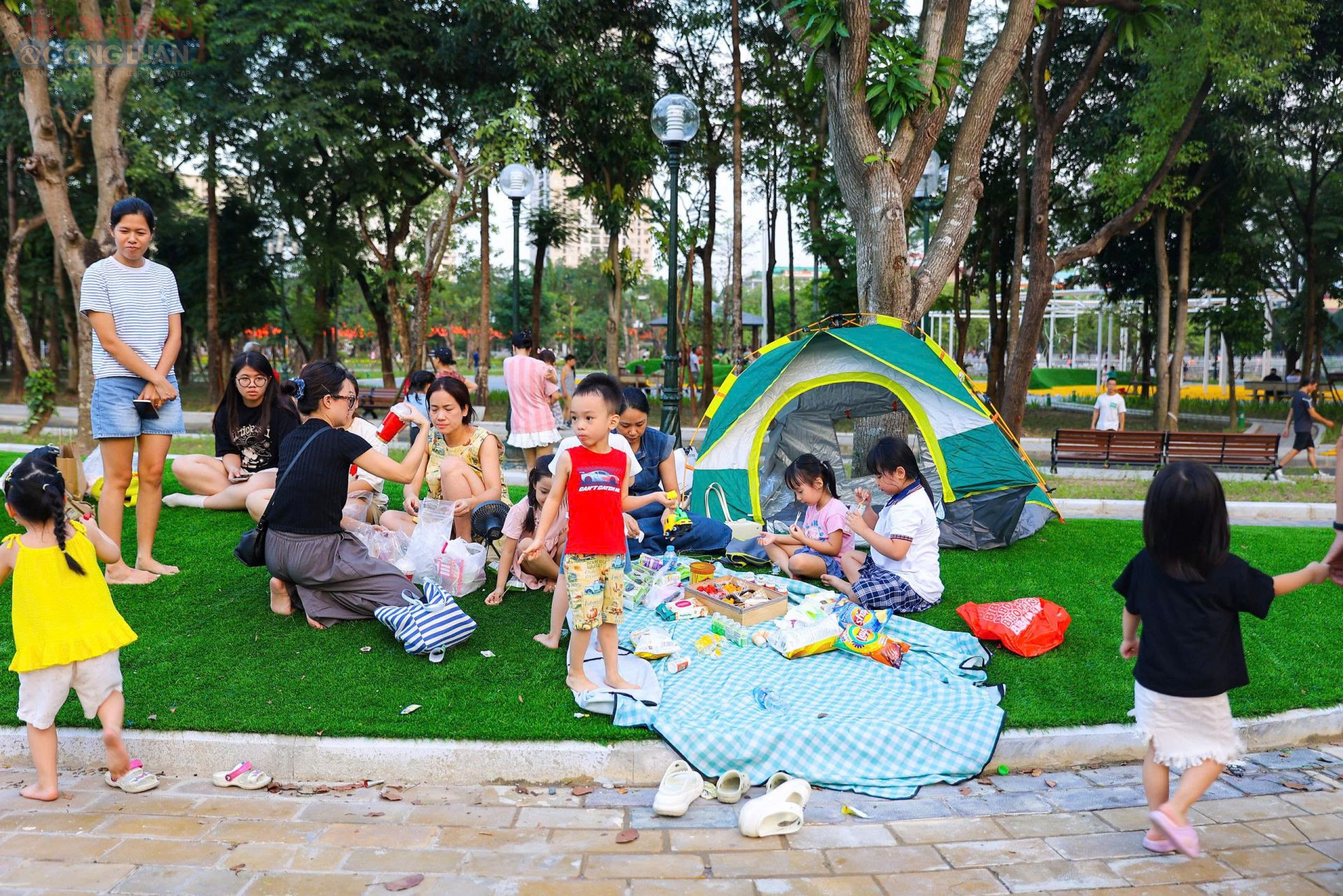 Sự “lột xác” của công viên Cầu Giấy không chỉ mang lại diện mạo văn minh, hiện đại hơn cho khu vực mà còn góp phần cải thiện môi trường sống, tạo nên “lá phổi xanh” giữa lòng đô thị. Sự “lột xác” của công viên Cầu Giấy không chỉ mang lại diện mạo văn minh, hiện đại hơn cho khu vực mà còn góp phần cải thiện môi trường sống, tạo nên “lá phổi xanh” giữa lòng đô thị.