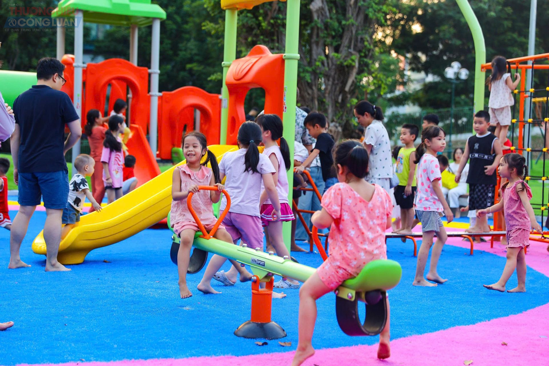 Nhiều trò chơi mới như cầu trượt liên hoàn, xích đu, thang leo, cầu khỉ... được lắp đặt, thu hút đông đảo các em nhỏ và phụ huynh. Nhiều trò chơi mới như cầu trượt liên hoàn, xích đu, thang leo, cầu khỉ... được lắp đặt, thu hút đông đảo các em nhỏ và phụ huynh.